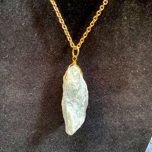 Iridescent quartz crystal neckalace🔮📿🕉